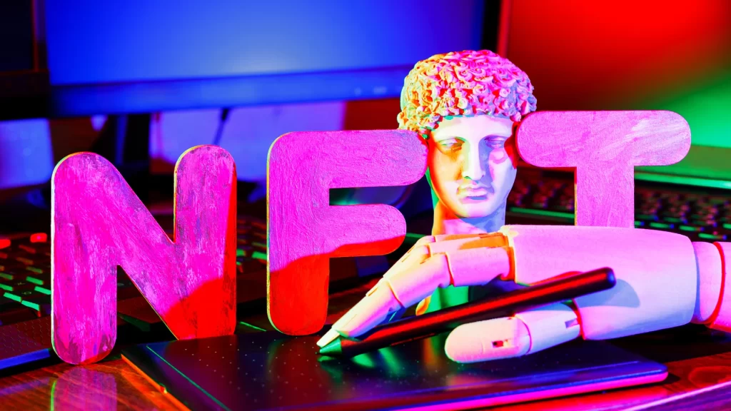 Un computer con una tastiera e un mouse sulla scrivania. In primo piano, le lettere N, F e T con una statua e una mano di legno sopra ad una tavoletta grafica.